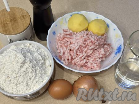 Подготовить продукты для приготовления ханума с фаршем и картошкой в духовке. Мясной фарш можно приготовить в домашних условиях, пропустив кусочки любого мяса (я взяла свинину) через мясорубку, можно использовать и покупной фарш. Картошку я заранее очистила и, чтобы она не потемнела, положила её в холодную воду.