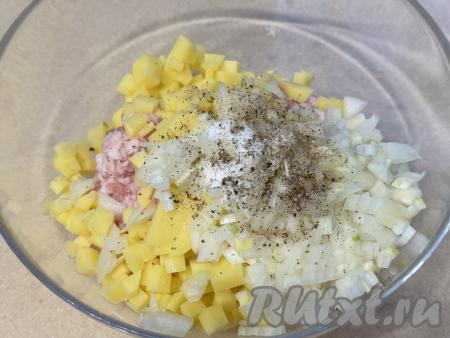 Очищенную луковицы мелко нарезать, выложить в миску с фаршем и картошкой, добавить соль и чёрный молотый&nbsp;перец по вкусу.