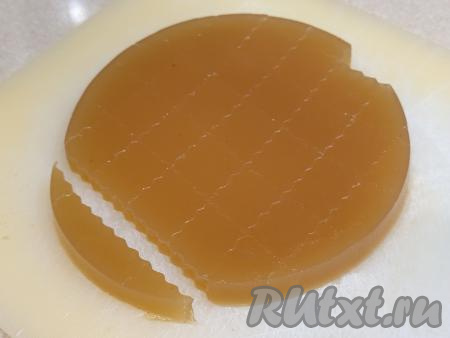 Оставить форму (или формочки) с мармеладом на 1 час при комнатной температуре, а затем поставить в холодильник до полного застывания мармелада (примерно на 2-3 часа). Хорошо застывший яблочный мармелад достать из форм (или формочек). У меня мармелад из яблок и агар-агара застывал в одной форме, поэтому я достала его из формы и нарезала фигурным ножом на небольшие кубики. Если вы формировали мармелад в порционных формочках для конфет, тогда его просто нужно вынуть из формочек.