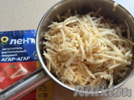 Яблоки очистить от кожуры, натереть на крупной тёрке, не затрагивая сердцевину с семечками. Для приготовления мармелада нам потребуется 300 грамм натёртых яблок. Выложить натёртые яблоки в сотейник (или в небольшую кастрюлю), влить 130 миллилитров воды, перемешать, поставить на сильный огонь.&nbsp;