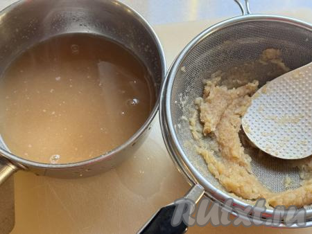 Взять миску, на неё поставить сито. Выложить в сито получившееся однородное яблочное пюре. Перетереть яблочное пюре через сито в миску. В результате в миске будет однородная процеженная яблочная смесь. В сите останется практически сухой жмых (этот жмых нам не понадобится, его можно выбросить). Перелить яблочную смесь из миски в сотейник (или небольшую кастрюльку).