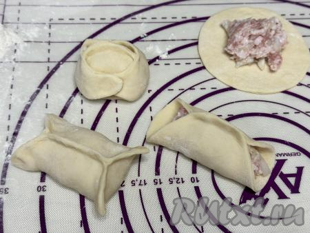 Сформировать манты любой формы. Я сделала классические манты, скрепив вначале два противоположных края кружка над начинкой, затем скрепила оставшиеся края кружка и завернула скреплённые края, придавая форму манта, как на фото.