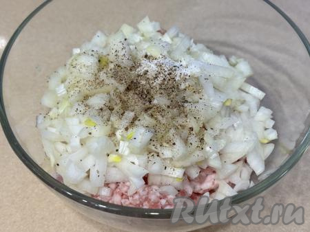 Посолить и поперчить фарш по вкусу.
