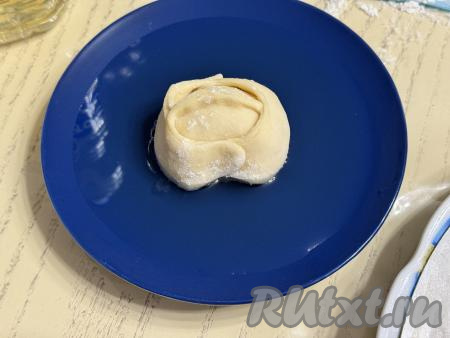 Перед приготовлением я наливаю в небольшую тарелку немного растительного масла, окунаю дно каждого манта в растительное масло, чтобы манты не приставали к поддонам мантоварки.