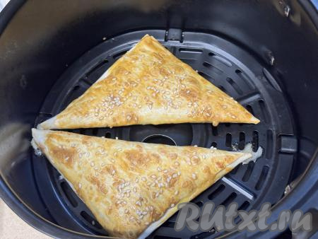 Запекать треугольники в аэрогриле при температуре 180 градусов 10 минут (до золотистого цвета лаваша).