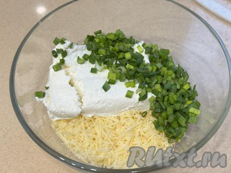 Зелень мелко нарезать и вместе с творогом добавить в миску с натёртым сыром.