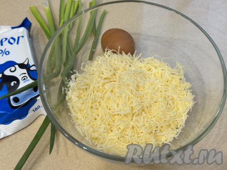 Сыр натереть на мелкой тёрке в глубокую миску.