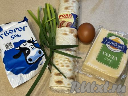 Подготовить продукты для приготовления треугольников из лаваша с творогом и сыром в аэрогриле. Зелень можно взять любую (я готовила с зелёным луком, но можно использовать и укроп или петрушку). Зелень нужно промыть водой. Сыр подойдёт твёрдых или полутвёрдых сортов. Творог можно взять любой жирности.