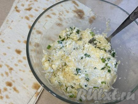 Перемешать содержимое миски до однородности и начинка для треугольников из лаваша готова. Попробовать начинку на соль и, если нужно, тогда подсолить по вкусу. У меня был достаточно солёный сыр, поэтому соль я не добавляла.