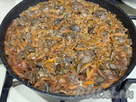 Накрыть сковороду крышкой. Готовить гречку с куриной печенью минут 20-25 (до полного впитывания жидкости). Перемешивать блюдо во время приготовления не нужно.&nbsp;