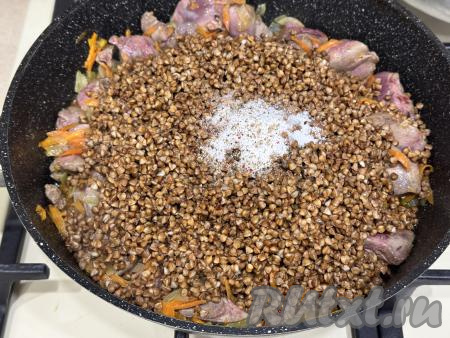 Обжарить куриную печень с овощами 3-4 минуты, периодически перемешивая, а затем добавить в сковороду гречку, соль и специи по вкусу.&nbsp;