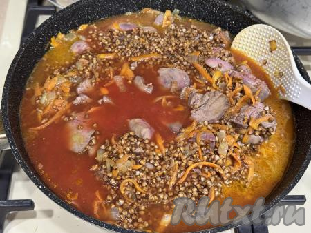 Влить воду комнатной температуры в сковороду, добавить томатную пасту, перемешать куриную печень с гречкой.&nbsp;