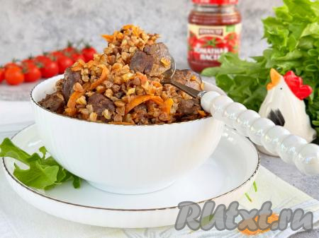 Готовое блюдо убрать с огня. Перемешать и можно раскладывать по тарелкам. Вкусную, аппетитную гречку, приготовленную с куриной печенью по-купечески, подать к столу.&nbsp;