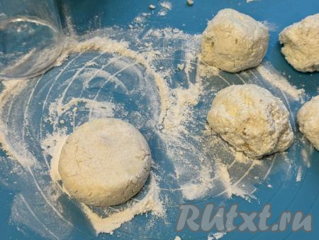 Тесто зрительно разделить на равные части. Я разделила на 8 частей, именно столько творожно-банановых сырников я и буду готовить. Руками, чуть смоченными водой, из каждой части теста на припылённой мукой поверхности формировать сырник и сразу обваливать его в муке. Постепенно сформировать все 8 сырников.