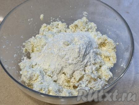 Творожно-банановую массу перемешать столовой ложкой (или лопаткой) до однородности. Затем всыпать примерно 30 грамм муки, перемешать. Далее подсыпать муку уже по 0,5 столовой ложки и вмешивать в тесто. Итоговое тесто для сырников должно напоминать вязкую массу, которая липнет к рукам, но при этом держит форму, если её слегка сжать в ладони. Мне всего потребовалось добавить 50 грамм муки, но количество муки, которое придётся добавить, во многом зависит от влажности творога, размера банана и яйца. Так что я советую добавлять муку постепенно и следить за консистенцией теста. Если положите много муки - сырники будут не нежными, а если мало - они будут разваливаться (не будут держать форму).