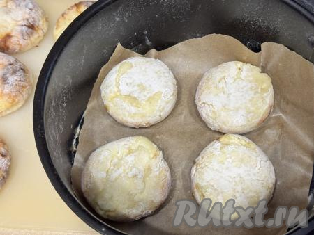 Затем перевернуть сырники и запекать ещё 5 минут при той же температуре.