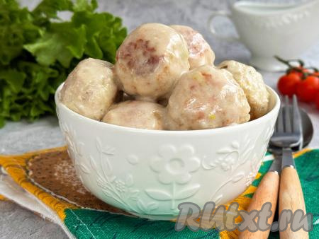 Ёжики из фарша с рисом в сливочном соусе на сковороде