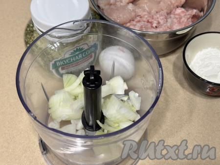 Лук и чеснок, нарезанные на кусочки, превратить в однородную массу в измельчителе (или пропустить через мясорубку).&nbsp;