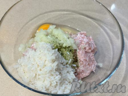 Сразу же выложить остывший варёный рис.&nbsp;