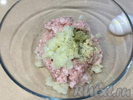 В миске соединить фарш и измельченные лук с чесноком, добавить соль и перец по вкусу.&nbsp;