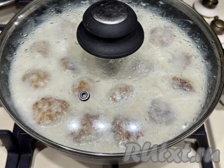 Довести соус из сливок до кипения, уменьшить огонь, томить ёжики под крышкой на небольшом огне 15 минут. В течение этого времени ёжики нужно будет 2-3 раза перевернуть со стороны на сторону, чтобы они равномерно протушились со всех сторон.