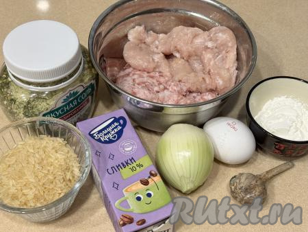 Подготовить продукты для приготовления ёжиков из фарша с рисом в сливочном соусе на сковороде. Лук и чеснок почистить. Для формирования ёжиков можно взять любой как домашний фарш, так и покупной. Я взяла кусочки свинины и куриного филе, пропустила их через мясорубку в достаточно глубокую миску и получила отличный курино-свиной фарш для формирования фрикаделек. Рис тщательно промыть под проточной водой.