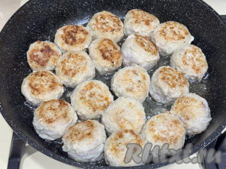 Обжарить ёжики, периодически переворачивая, до подрумянивания со всех сторон (ориентировочно в течение 10-15 минут).&nbsp;