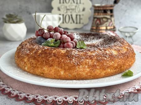 Дать выпечке немного остыть, по желанию, посыпать сахарной пудрой, после этого подать к столу.&nbsp;