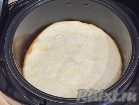 Установить чашу в мультиварку, крышку закрыть, выставить режим "Выпечка" на 1 час 20 минут. Творожную запеканку, замешанную на кефире и манке, готовить до звукового сигнала.