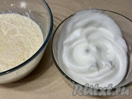 Белки влить в ёмкость, в которой будет удобно взбивать миксером, добавить соль. Начать взбивать белки миксером, постепенно увеличивая скорость взбивания миксера до максимальной. Взбить белки миксером до пышного состояния и стойких пиков.&nbsp;