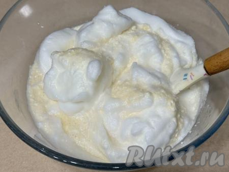 Добавить взбитые белки в миску с творожной массой, аккуратно перемешать&nbsp;с помощью лопатки, стараясь не сбить воздушность белков.