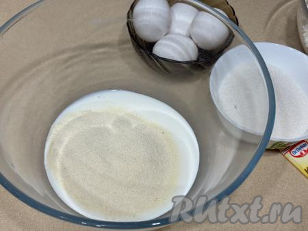 В глубокую миску влить кефир, всыпать манку.&nbsp;