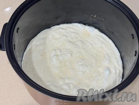 Дно мультиварки застелить пергаментом. Смазать пергамент и бока чаши мультиварки растительным маслом, затем выложить творожную массу, разровнять.&nbsp;