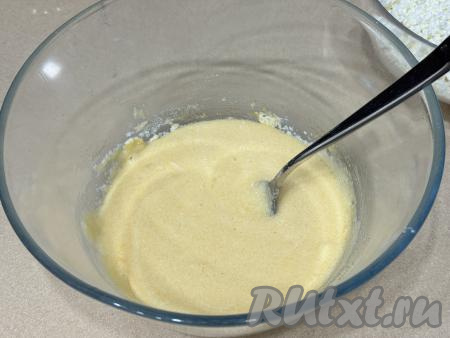 ​​​​​​​Перемешать массу вилкой.