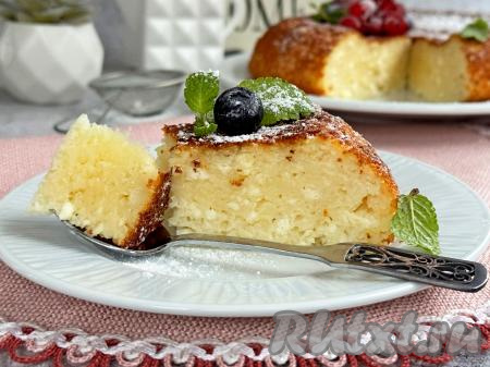 А вот как творожная запеканка, приготовленная на кефире в мультиварке, выглядит в разрезе. Выпечка получается воздушной, нежной и очень вкусной, её с удовольствием едят и дети, и взрослые.&nbsp;