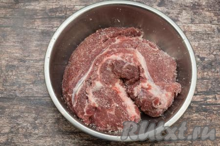 Посолить свинину из расчёта 1 столовая ложка соли на 1 килограмм мяса. Выложить свинину в достаточно глубокую миску.