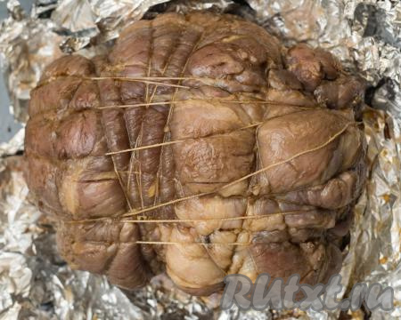 Затем вынуть свинину из духовки, развернуть фольгу и полить мясо сверху 2 столовыми ложками соевого соуса. Отправить ещё на 30 минут в духовку, не накрывая фольгой, чтобы мясо немного подрумянилось сверху. Затем выключить духовку. Я обычно сразу не вынимаю мясо из духовки, а даю ему ещё минут 30-40 медленно остывать в выключенной духовке.