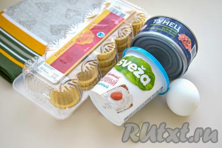 Подготовим продукты для приготовления тарталеток с консервированным тунцом и творожным сыром. Яйцо отвариваем в течение 10 минут с момента начала кипения воды, затем даём ему остыть, очищаем. Творожный сыр я взяла сливочный (без добавок). 