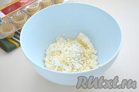 К творожному сыру выкладываем варёное яйцо, натёртое на крупной тёрке.