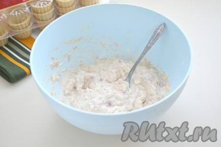 Перемешиваем творожно-рыбную массу вилкой до однородности.