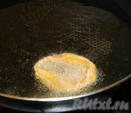 Налить в сковородку растительное масло, раскалить его и в раскаленное масло опускать кольца кальмаров в кляре. 