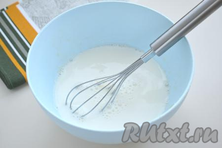 Молоко на плите (или в микроволновке) подогреваем до комнатной температуры. В миску с яичной смесью вливаем молоко комнатной температуры, перемешиваем до однородности.