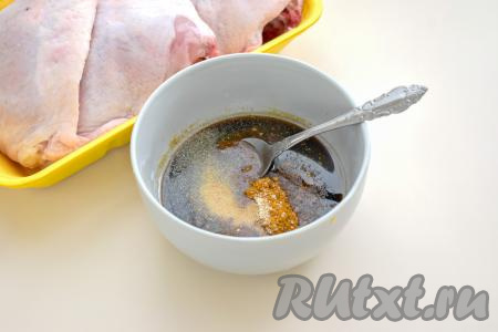 В небольшую миску наливаем соевый соус, добавляем к нему растительное масло, специи (в качестве специй я использовала 2 чайных ложки приправы для курицы и 0,5 чайной ложки сушёного чеснока), всыпаем совсем немного соли (учитывайте степень солёности соевого соуса, который вы используете).