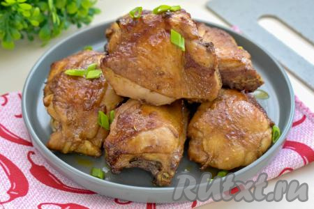 Достаём запечённые бёдрышки из аэрогриля, раскладываем по тарелкам, дополняем гарниром и подаём к столу. Куриные бёдра, приготовленные в соевом соусе, получаются аппетитными, сочными, ароматными, они отлично разнообразят семейное меню!