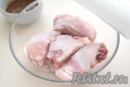 Куриные бёдра моем, обсушиваем. Я взяла крупные бёдрышки, поэтому разрубила их пополам. Кладём куриные бёдра в миску.