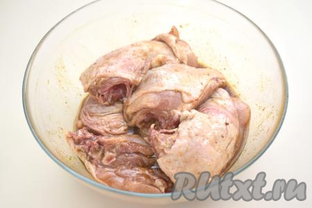 В миску с куриными бёдрами вливаем получившийся маринад из соевого соуса и масла, хорошо перемешиваем. Миску с бёдрышками затягиваем пищевой плёнкой (или накрываем крышкой) и отправляем в холодильник промариноваться на час. В течение этого часа бёдра нужно 3-4 раза перемешать, чтобы они равномерно пропитались соевым соусом со всех сторон.