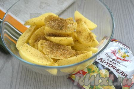 К ломтикам картошки всыпаем любимые специи (я добавила 1 чайную ложку приправы для картофеля) и соль по вкусу. Солите, учитывая, что будет ещё добавляться майонез, он тоже солёный. 