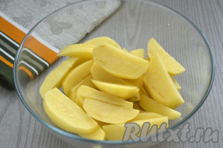 Нарезаем картофель на ломтики примерно одинакового размера, кладём в глубокую миску.