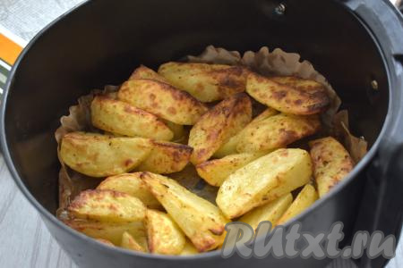 В середине запекания картофельные ломтики нужно перемешать. Для этого достаём чашу из аэрогриля, перемешиваем картошку и отправляем обратно запекаться до готовности. Для того чтобы проверить готовность картофеля, проколите ломтик картошки вилкой, если вилка входит легко, значит блюдо готово. Время запекания картошки в майонезе во многом зависит от мощности вашего аэрогриля, у меня аэрогриль мощностью 1400 Ватт, я готовила 40 минут.