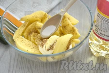 Сразу же вливаем растительное масло.